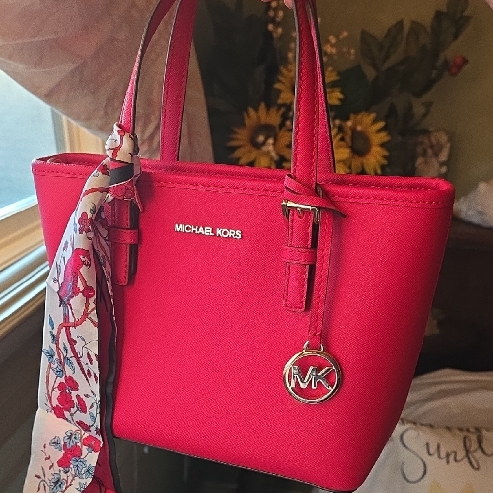 Micheal KORS NWT  Jet SET traveler Bright RED